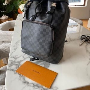 Louis Vuitton.  Super good conditions ,with receipt and certificate